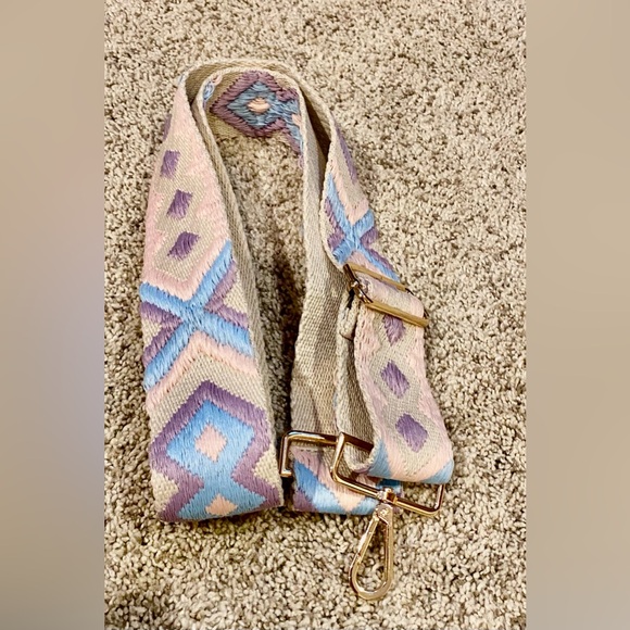 Wicker hand bag.  Almost like new.  Super clean.  And fun - Picture 7 of 8